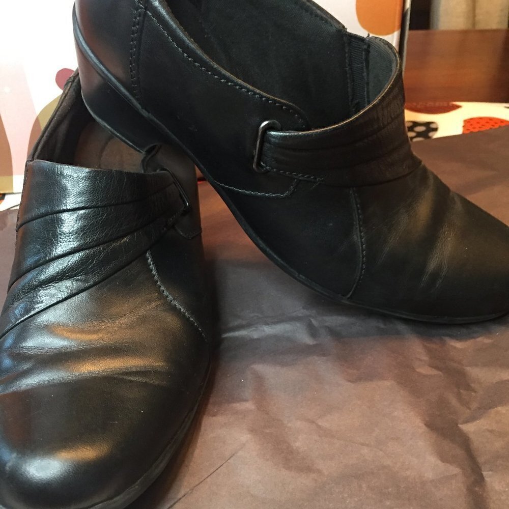 Clarks Bendables Leather Slip On  Size 10M